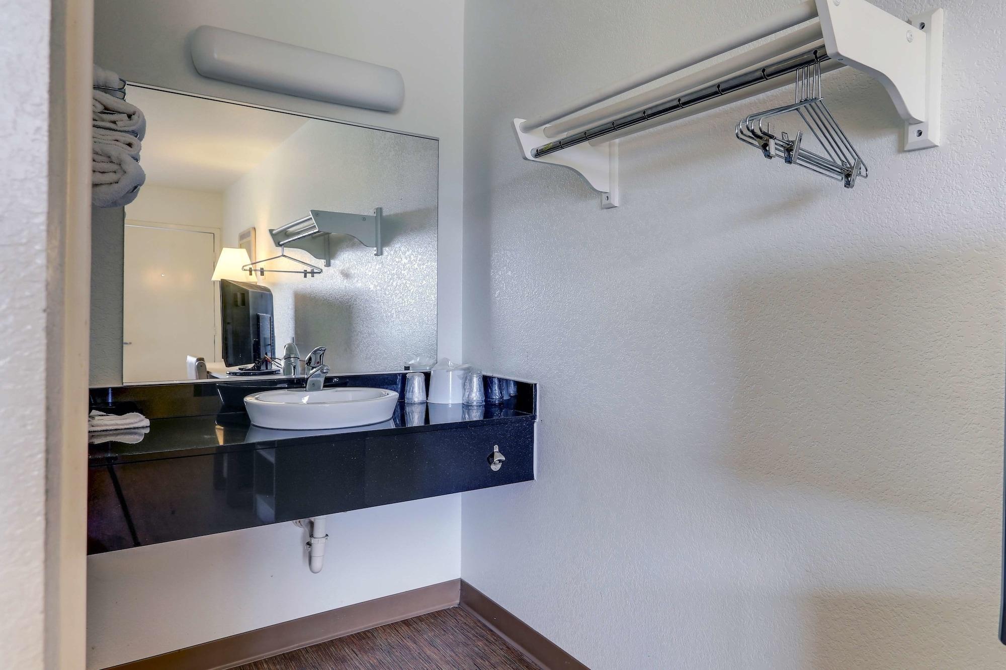 6-port Allen, La - Baton Rouge Hotel 2*