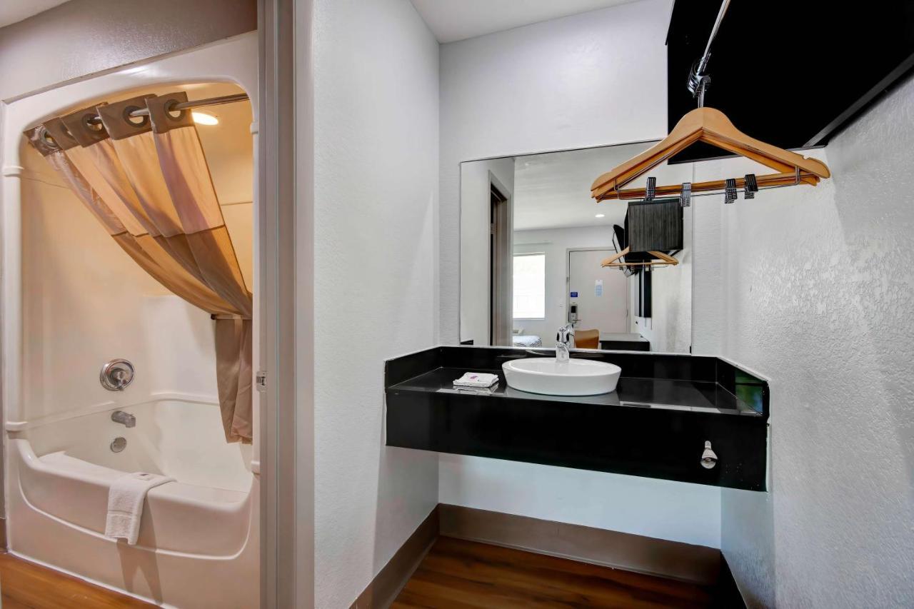 6-port Allen, La - Baton Rouge Hotel 2*
